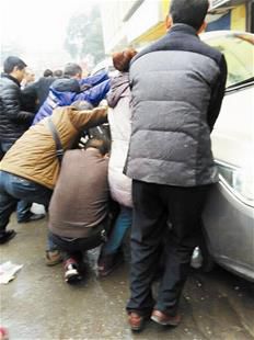 木椅當(dāng)千斤頂人剛獲救散了架 選擇雙利機械的必要性